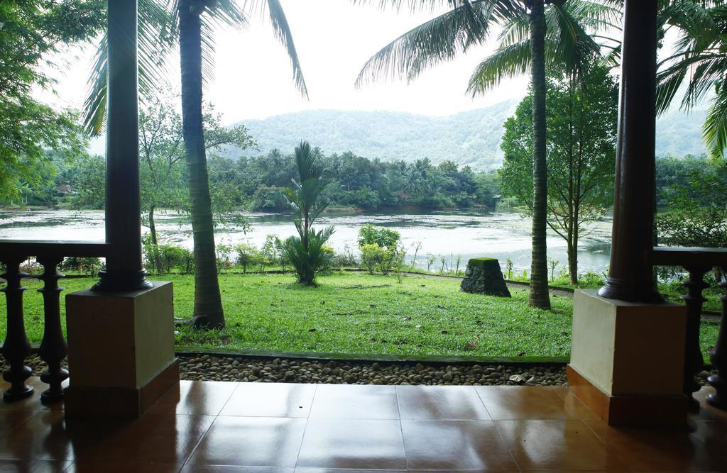 Soma Birds Lagoon Hotel Kotamangalam Exterior photo