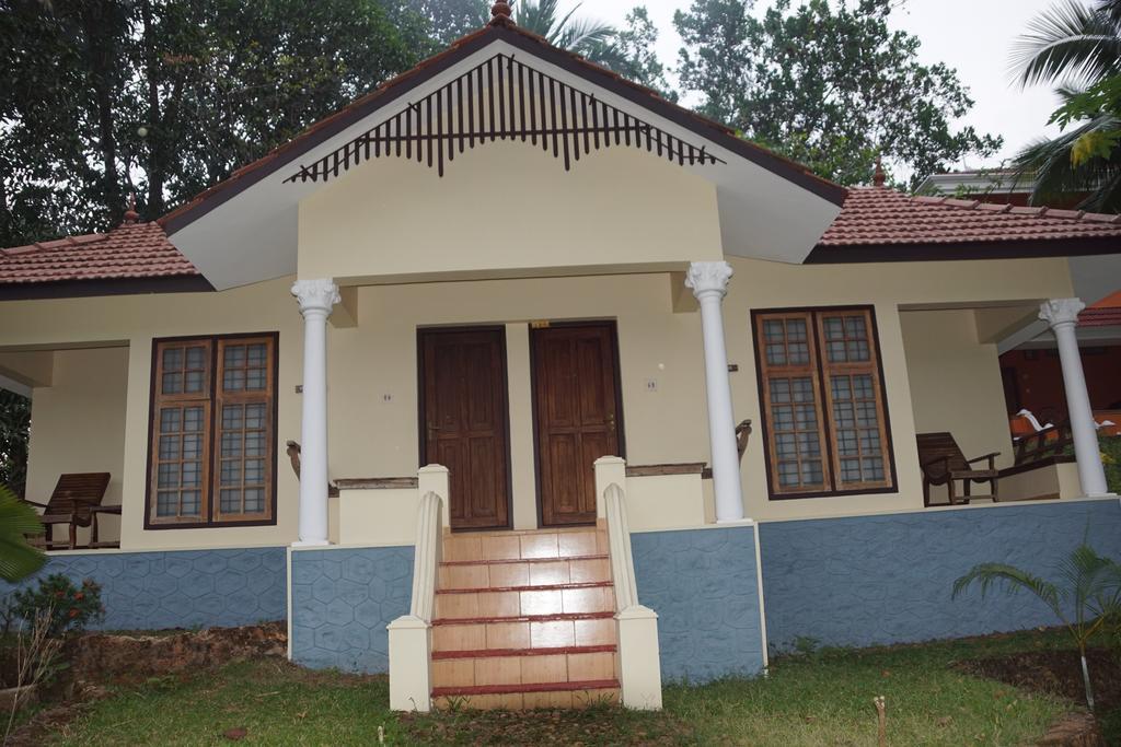 Soma Birds Lagoon Hotel Kotamangalam Exterior photo