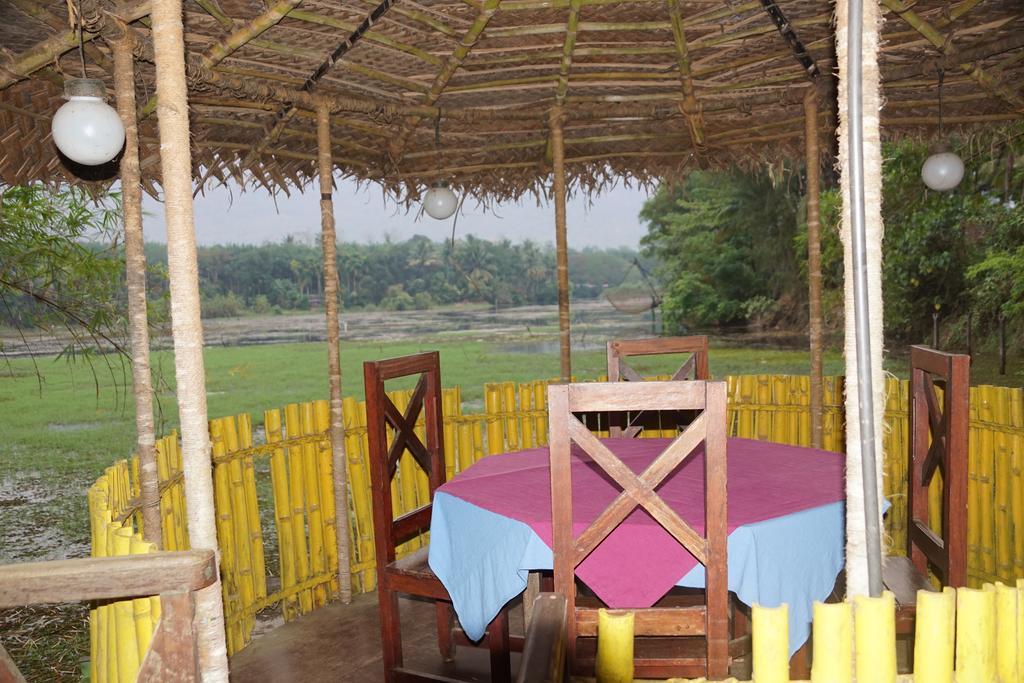 Soma Birds Lagoon Hotel Kotamangalam Exterior photo